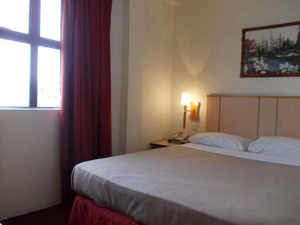 Hotel Sri Sutra - Sungai Buloh Петалинг Джая Екстериор снимка